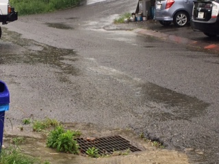前　配水管が詰まっていて　お店の前の駐車場が水浸しになるので困っているという要望を受け　対応しました

　この雨で排水がどうなっているのかの現場確認です　写真では分かりづらいのですが順調に流れていて安心しました