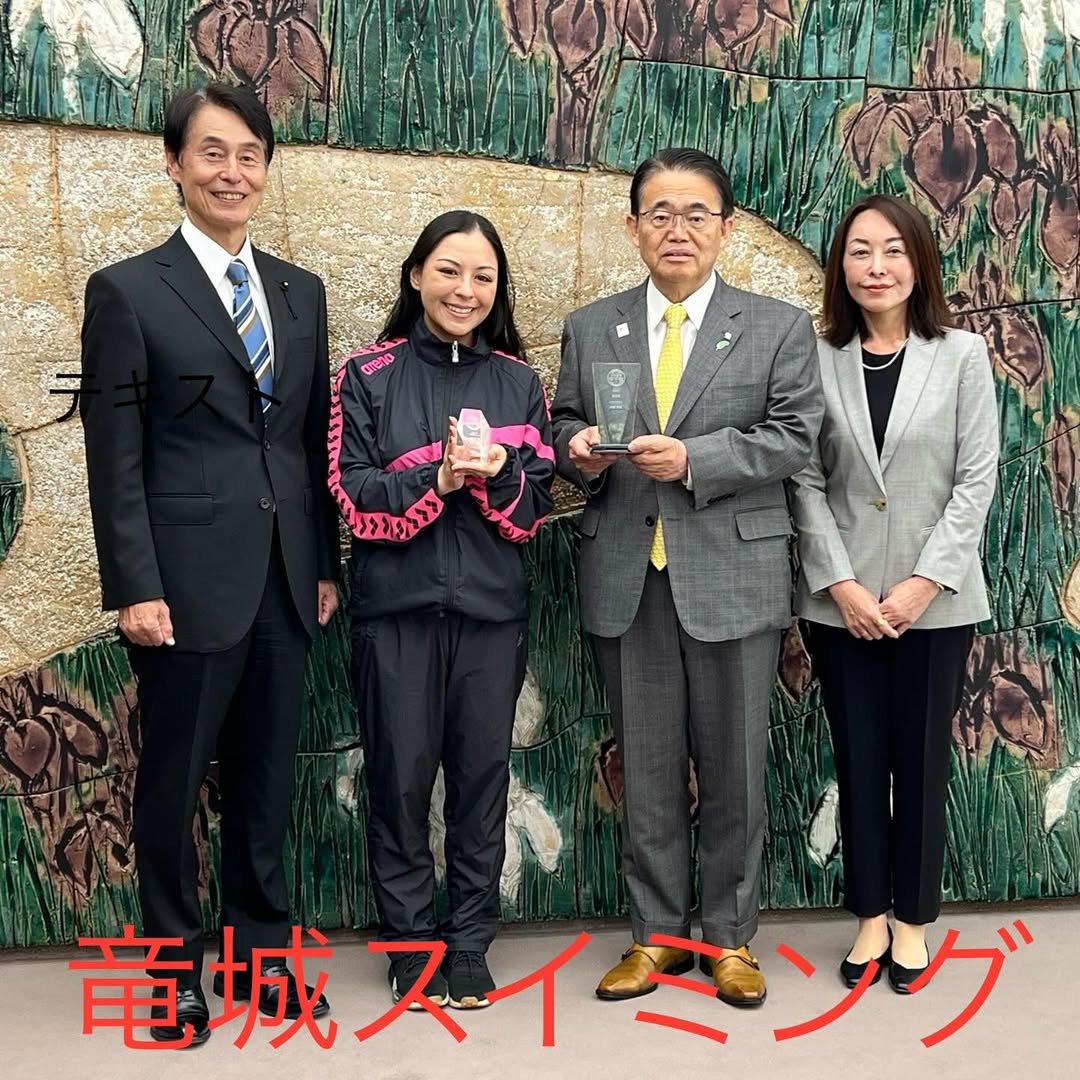 企業庁主催の第5回「アトツギ甲子園」で県内初の優秀賞を受賞し、大村知事に報告しました。
受賞のテーマは、すべての子どもに可能性を 特別支援教育に学校水泳の新提案 です。
知事からは、水泳は命を守る力と捉え、どの子どもも平等に指導を受けられる特別支援教育向けのカリキュラムを全国に発信、新たな道を開いたことは他の事業者にも大きな刺激となったとのお言葉をいただきました。
これからも活躍を期待しています。おめでとうございます。